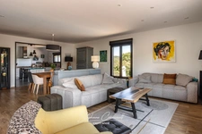 Maison contemporaine en bois entouré de verdure