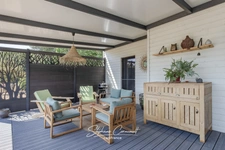 Maison contemporaine en bois entouré de verdure