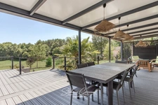 Maison contemporaine en bois entouré de verdure