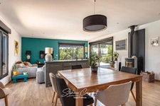Maison contemporaine en bois entouré de verdure