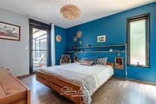 Maison contemporaine en bois entouré de verdure