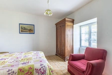 Maison en pierre de 157m² avec 6,3ha de bois et prairies