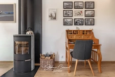 Maison contemporaine en bois entouré de verdure