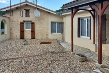 Ensemble immobilier avec restaurant et habitations