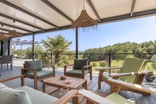 Maison contemporaine en bois entouré de verdure
