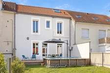 Maison de 147 m² avec piscine et jardin