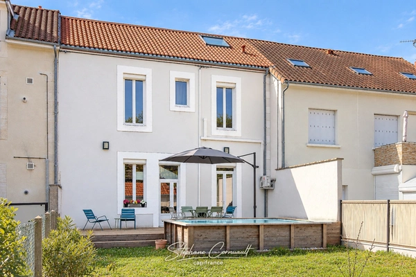 Maison de 147 m² avec piscine et jardin