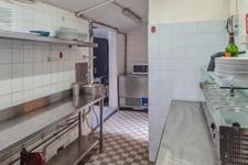 Ensemble immobilier avec restaurant et habitations