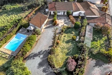 Ensemble immobilier avec restaurant et habitations
