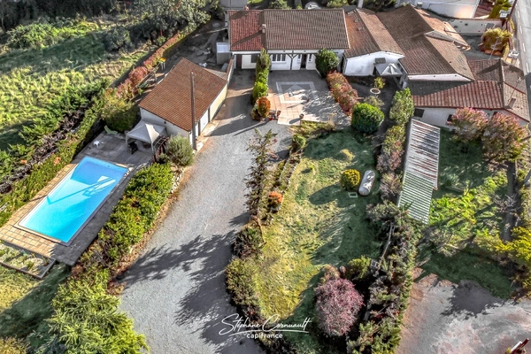 Ensemble immobilier avec restaurant et habitations