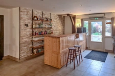 Ensemble immobilier avec restaurant et habitations