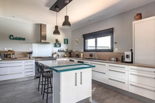 Maison contemporaine en bois entouré de verdure