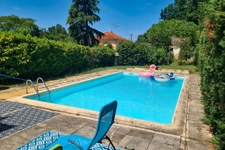 Ensemble immobilier avec restaurant et habitations