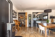 Maison contemporaine en bois entouré de verdure