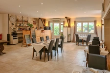 Ensemble immobilier avec restaurant et habitations