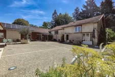 Propriété de trois maisons au calme