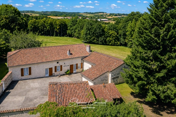 Maison en pierre de 157m² avec 6,3ha de bois et prairies