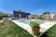 Maison contemporaine en bois entouré de verdure