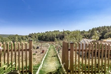 Maison contemporaine en bois entouré de verdure