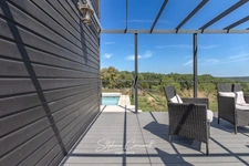 Maison contemporaine en bois entouré de verdure