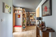 Maison contemporaine en bois entouré de verdure