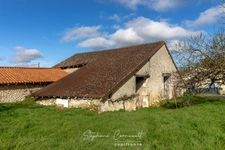 Grange en pierre de 210 m² avec grand terrain de 5870 m²