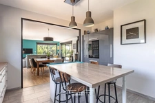 Maison contemporaine en bois entouré de verdure
