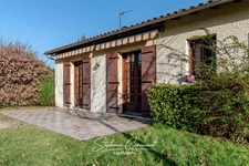 House of 90 m² with a garden with trees