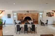 Ensemble immobilier avec restaurant et habitations