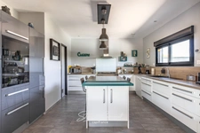 Maison contemporaine en bois entouré de verdure
