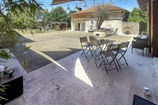 Propriété de trois maisons au calme