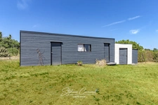 Maison contemporaine en bois entouré de verdure