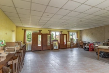 Propriété avec maison, piscine et ancien restaurant