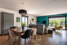 Maison contemporaine en bois entouré de verdure