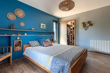 Maison contemporaine en bois entouré de verdure