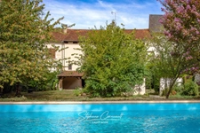 Au coeur de Paussac-et-Saint-Vivien, maison de caractère avec piscine