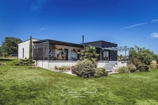 Maison contemporaine en bois entouré de verdure