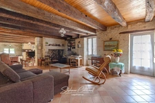 Maison en pierre de 157m² avec 6,3ha de bois et prairies