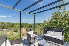 Maison contemporaine en bois entouré de verdure