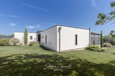 Maison contemporaine en bois entouré de verdure