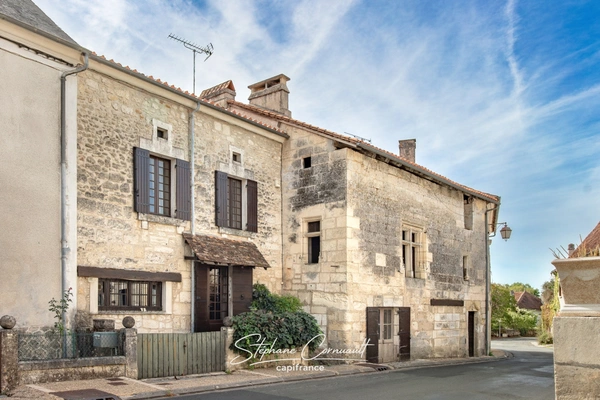 Au coeur de Paussac-et-Saint-Vivien, maison de caractère avec piscine