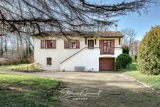 House of 90 m² with a garden with trees