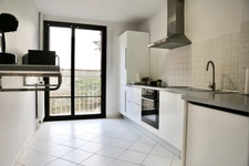 Appartement : 2 chambres,  au coeur d'un parc arboré clos, une cave  (possibilité de stationnement) ;