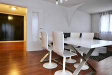 Appartement : 2 chambres,  au coeur d'un parc arboré clos, une cave  (possibilité de stationnement) ;