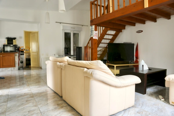 A vendre maison louée de plain pied+parking+garage : Clairmarais, 2 chambres, 2 cours   REIMS (51)