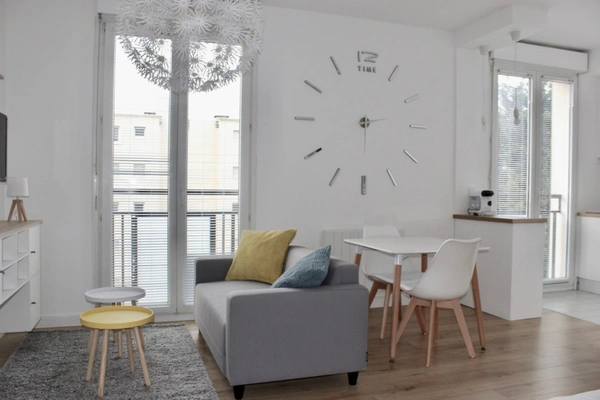 Dpt Marne (51), à louer REIMS, boulevard Pasteur, un appartement T1 au second étage meublé