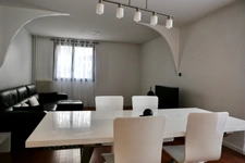 Appartement : 2 chambres,  au coeur d'un parc arboré clos, une cave  (possibilité de stationnement) ;