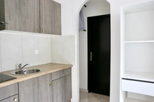 Appartement au premier étage à vendre 2 pièces REIMS (51), libre de toutes occupations ;