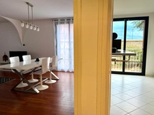 Appartement : 2 chambres,  au coeur d'un parc arboré clos, une cave  (possibilité de stationnement) ;