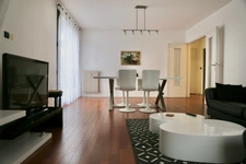 Appartement : 2 chambres,  au coeur d'un parc arboré clos, une cave  (possibilité de stationnement) ;